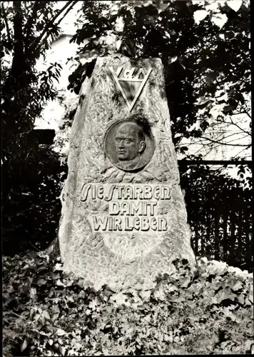 Ak Ronneburg in Thüringen, Ernst-Thälmann-Gedenkstätte vor dem Krankenhausgelände
