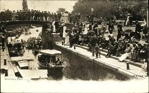 Ak Maidenhead South East England, Boulter's Lock, bridge, boats, spectators