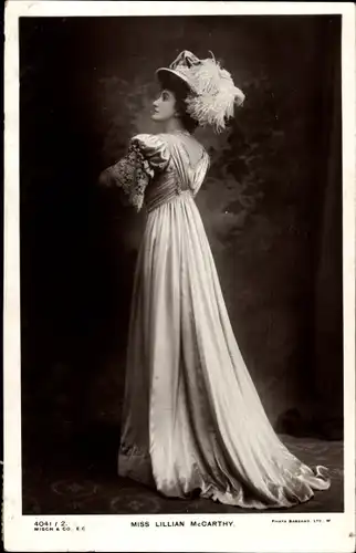 Ak Schauspielerin Lillian McCarthy, Portrait im Kleid mit Schleppe