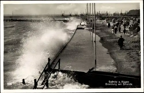 Ak Sassnitz auf Rügen, Brandung am Strand