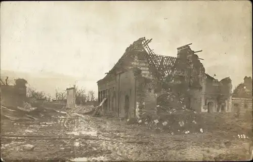 Foto Ak Beraurein ?, Kriegszerstörungen, Hausruinen, I WK