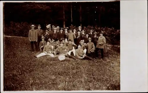 Foto Ak Gruppenaufnahme von Männern auf einer Wiese