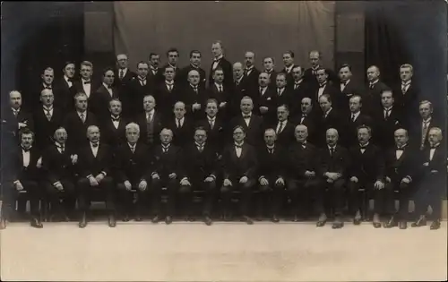Foto Ak Männer in Anzügen, Gruppenaufnahme 1927