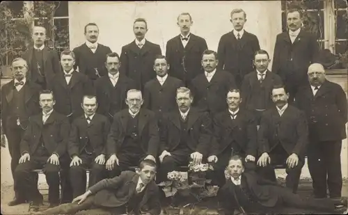 Foto Ak Männer in Anzügen, Gruppenaufnahme