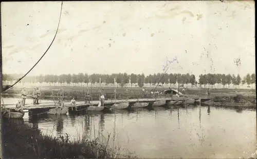 Foto Ak Deutsche Soldaten in Uniformen, Schiffbrücke, I WK