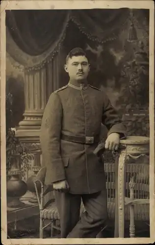 Foto Ak Namur Wallonien, Belgischer ? Soldat in Uniform, Standportrait