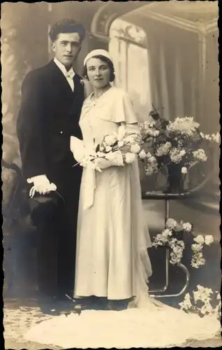 Foto Ak Hochzeitspaar, Braut, Bräutigam, Portrait