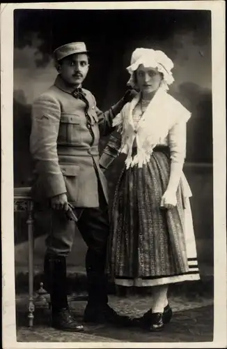 Foto Ak Französischer Soldat in Uniform, Lothringerin in Tracht