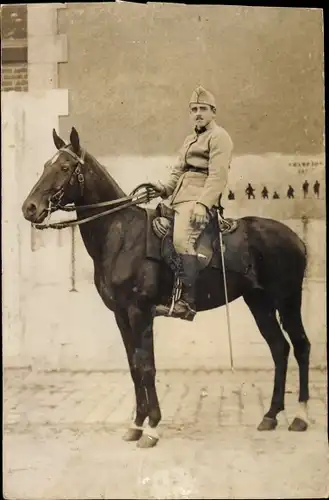 Foto Ak Französischer Soldat in Uniform, Pferd