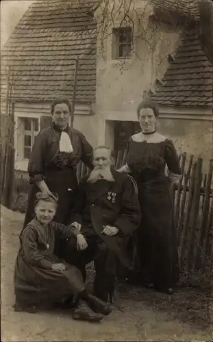 Foto Ak Frauen, Mädchen, Mann mit Orden, Veteran, 1923
