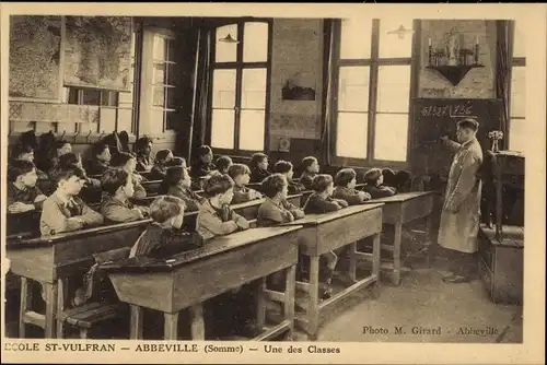 Ak Abbeville Somme, St-Vulfran-Schule, eine der Klassen