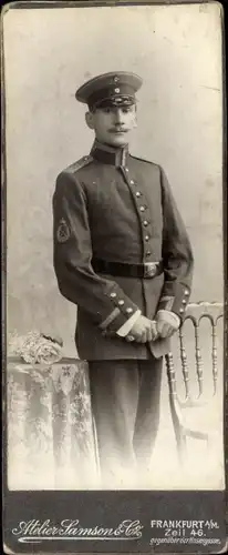 Foto Frankfurt am Main, Deutscher Soldat in Uniform, Standportrait