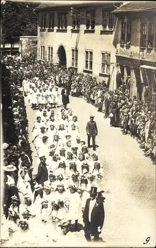 Foto Ak Mühlhausen in Thüringen, Fest, Mädchen in weißen Kleidern, Geschäft, Zuschauer