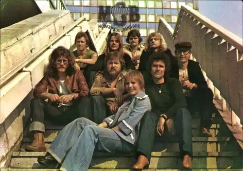 Ak Modern Soul Band DDR, Bandmitglieder auf einer Treppe