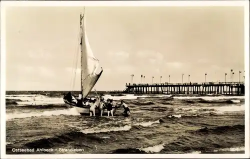 Ak Ostseebad Ahlbeck Heringsdorf auf Usedom, Strand, Segelboot, Seebrücke