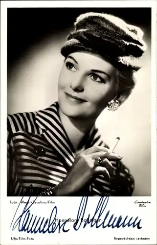 Ak Schauspielerin Hannelore Bollmann, Portrait mit Zigarette, Ufa Film, Autogramm