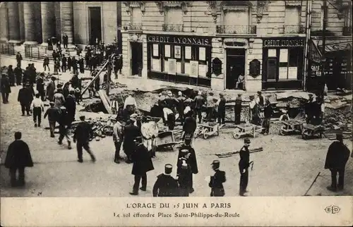 CPA  Paris VIII., L'Orage du 15 Juin, le sol effondre Place Saint Philippe du Roule, Credit Lyonnais