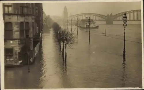 Ak Köln am Rhein, Hochwasser, Brücke, überschwemmte Straße
