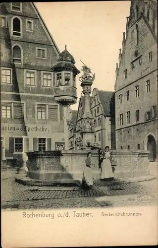 Ak Rothenburg ob der Tauber Mittelfranken, Partie am Herterichsbrunnen, Apotheke, Alte Häuser