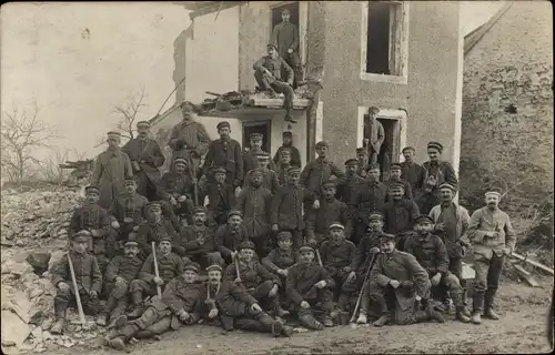 Foto Ak Deutsche Soldaten in Uniformen, Gruppenaufnahme, Kriegszerstörungen, I WK
