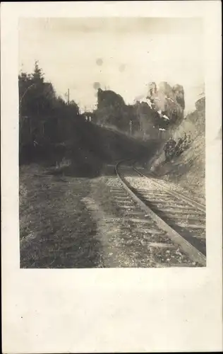 Foto Ak Kirchenruine, Bahnschienen, Kriegszerstörungen, I WK