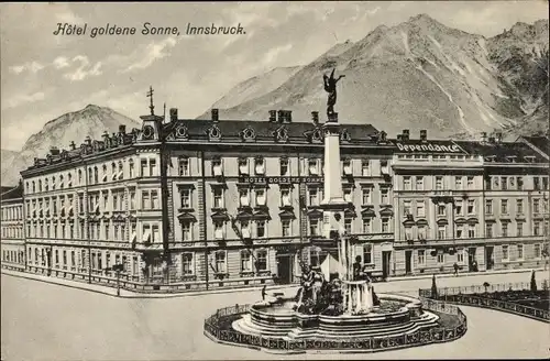 Ak Innsbruck in Tirol, Bahnhofsplatz, Vereinigungsbrunnen, Hôtel goldene Sonne, Berge