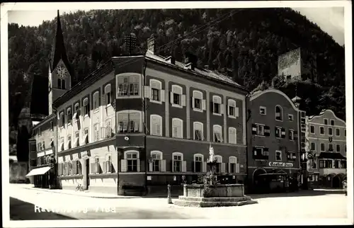 Ak Rattenberg in Tirol, Straßenpartie, Brunnen, Geschäfte, Gasthof