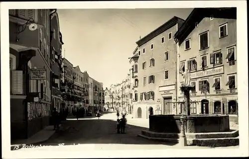 Ak Rattenberg in Tirol, Straßenpartie, Brunnen, Geschäfte