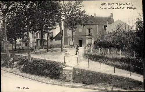 Ak Grignon Yvelines, Le Rond Point du Village