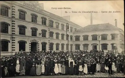 Ak Ivry sur Seine Val de Marne, Usine du Chocolat Vinay, Sortie des Ateliers, groupe des ouvriers