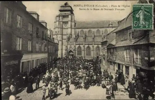 Ak Pont l Eveque Calvados, Place de l'Église, Sortie de la Messe du Souvenier Francais