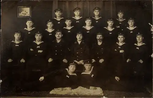 Foto Ak Deutsche Marinesoldaten in Uniformen, Kaiserliche Marine