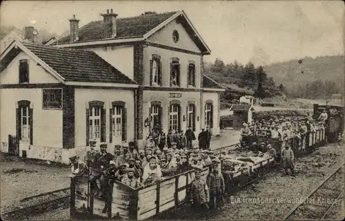 Ak Transport verwundeter Krieger in einem Zug, Bahnhof, Gleisseite, I WK