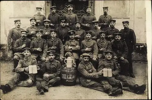 Foto Ak Deutsche Soldaten in Uniformen, Gruppenbild, Bierkrug, I. WK
