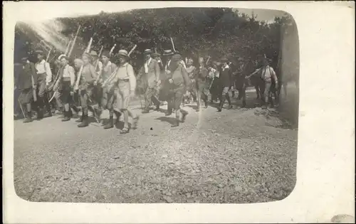 Foto Ak Mülhausen Grefrath am Niederrhein, Marschierende Kinder, 1918