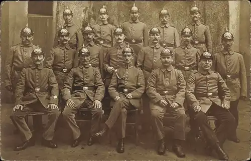 Foto Ak Deutsche Soldaten in Uniformen, Gruppenbild, Pickelhaube