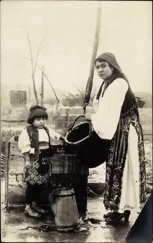 Foto Ak Frau und Kind schöpfen Wasser, Tracht, Eimer