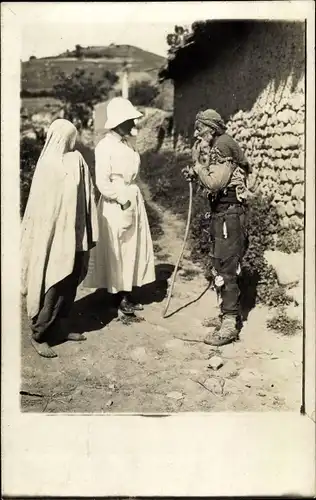 Foto Ak Bettler, Gehstock, Nobler Mann, Verschleierte Frau