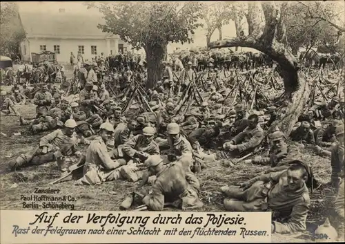 Ak Auf der Verfolgung durch das Poljesie, Rast der Feldgrauen nach Schlacht mit flüchtenden Russen
