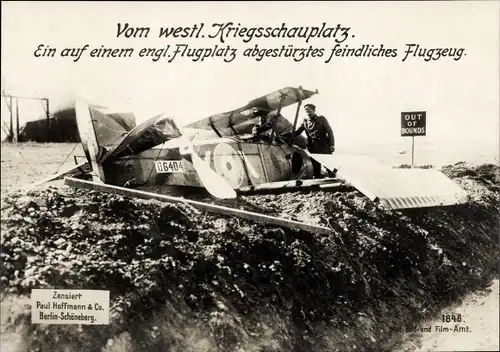 Ak Westlicher Kriegsschauplatz, englischer Flugplatz, abgestürztes feindliches Flugzeug, I WK