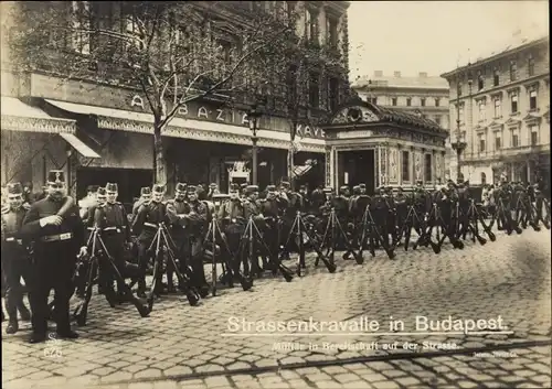 Ak Budapest Ungarn, Straßenkrawalle, Militär in Bereitschaft