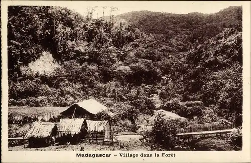 Ak  Madagaskar, Dorf im Wald