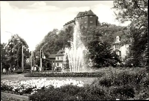 Ak Greiz im Vogtland, Springbrunnen, Platz, Burg