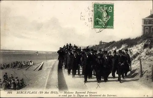 Ak Berck Plage Pas de Calais, Frau Raymond Poincare geht durch La Digue