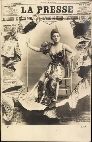 Zeitungs Ak Junge Frau auf dem Stuhl sitzend, La Presse