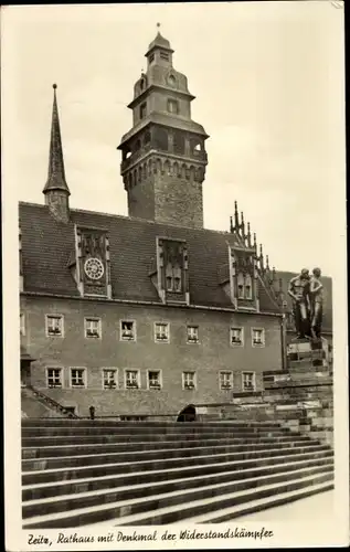 Ak Zeitz im Burgenlandkreis, Rathaus mit Denkmal der Widerstandskämpfer