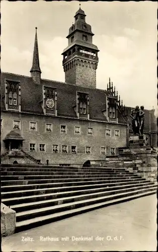 Ak Zeitz im Burgenlandkreis, Rathaus mit Denkmal der O.d.F.