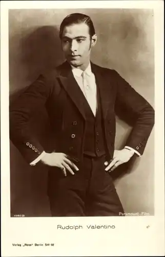 Ak Schauspieler Rudolph Valentino, Portrait im Frack