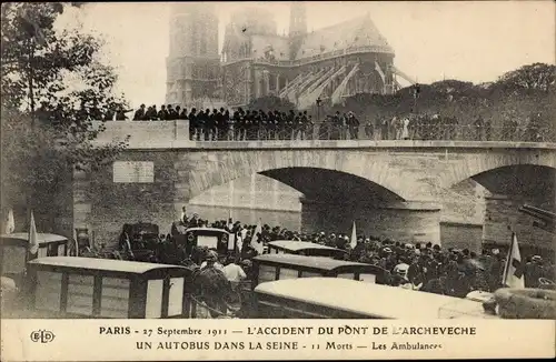 Ak Paris Panthéon, 1911 l'Accident du Pont de l'Archeveche, Autobus dans la Seine