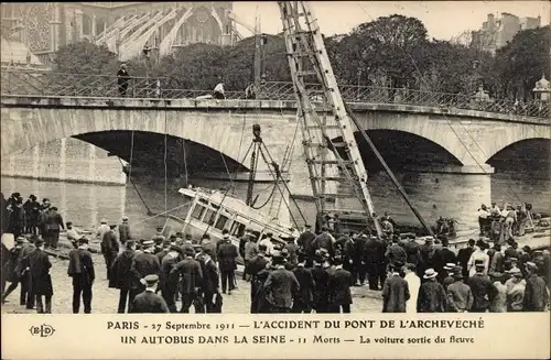 Ak Paris V., Unfall am Pont de l&#39;Archeveque 1911, ein Bus in der Seine